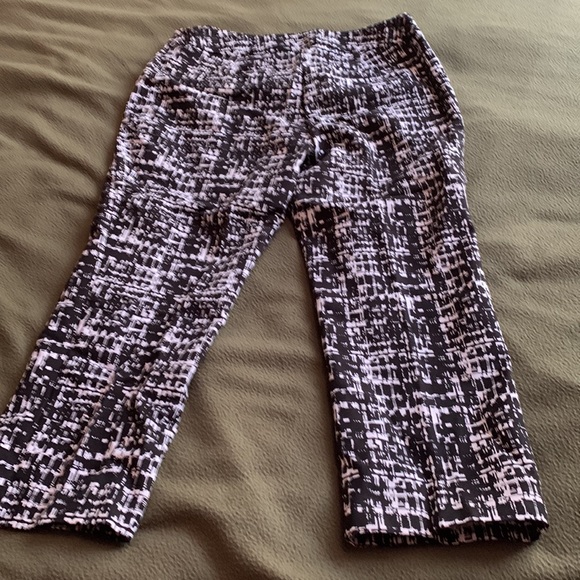 Apt.9 black and white capri pants.  Size 6.  Front fasten. - Picture 3 of 4